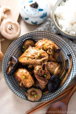 Braised Chicken with Mushroom (小鸡炖蘑菇) | omnivorescookbook.com