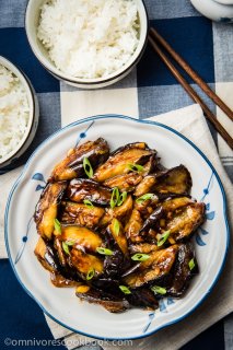 Chinese Eggplant with Garlic Sauce (vegan) - Cook crispy and flavorful eggplant with the minimum oil and effort | omnivorescookbook.com