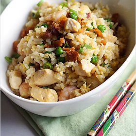 Chinese fried rice with chicken, Chinese sausages and eggs fried with leftover rice. Learn how to make Chinese fried rice with this easy recipe. | rasamalaysia.com