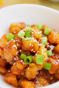 Chinese Orange Chicken - BEST & EASIEST recipe ever! Crispy goodness in an amazeballs sweet tangy orange sauce, get the recipe now | rasamalaysia.com