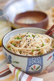Delicious sesame noodles with a rich and creamy sesame sauce. This sesame noodle recipe is so easy you can make it for the entire family in 15 minutes with easy-to-get ingredients | rasamalaysia.com
