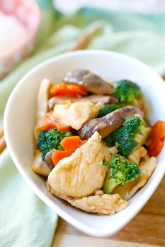 Hoisin chicken – easy chicken stir-fry with vegetables in a savory Hoisin sauce. This recipe takes 20 minutes with easy-to-get store ingredients | rasamalaysia.com