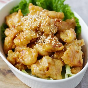 Honey Lemon Chicken – crispy chicken with the most AMAZING honey lemon sauce that is super delicious. Quick and easy recipe that anyone can make at home | rasamalaysia.com