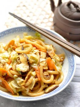Japanese Stir-Fry Udon Noodles with Vegetables
