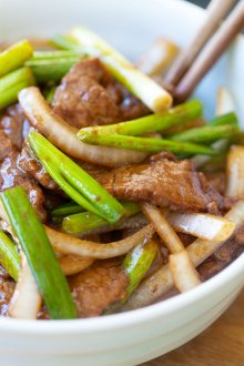 Onion scallion beef - tender juicy beef stir-fry with onions and scallions in Chinese brown sauce. Delicious and easy recipe that takes only 20 mins | rasamalaysia.com
