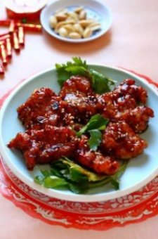 Peking Pork Chops – The tenderness and juiciness of the pork coupled with the sweet, tart and smoky taste of the sauce makes this a perfect dish to serve with steamed rice. | rasamalaysia.com
