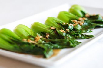 Restaurant-style Chinese Greens with Oyster Sauce Recipe - Read my 5 quick tips on how to cook Chinese greens | rasamalaysia.com