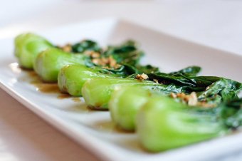 Restaurant-style Chinese Greens with Oyster Sauce Recipe - Read my 5 quick tips on how to cook Chinese greens | rasamalaysia.com