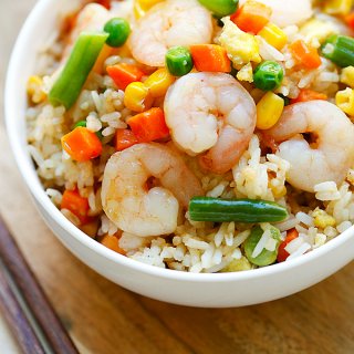 Shrimp fried rice – the easiest shrimp fried rice recipe, takes only 20 mins from prep to dinner table. Healthier and a zillion times better than takeout | rasamalaysia.com