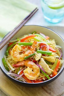 Singapore Noodles - curry-flavored fried rice noodles with chicken and shrimp. The BEST Singapore noodle recipe to try at home! | rasamalaysia.com