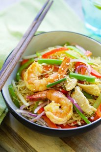 Singapore Noodles - curry-flavored fried rice noodles with chicken and shrimp. The BEST Singapore noodle recipe to try at home! | rasamalaysia.com