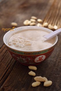 This is my home-made sweet peanut soup and the taste is exactly the same as the ones sold at Jelutong market. You need only a few ingredients: peanuts, water, and rock sugar. That’s all. | rasamalaysia.com