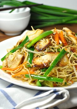 Vegetarian Tofu Chow Mein {Vegan} - an authentic recipe, 15 minute meal. The caramelised tofu is especially delicious!